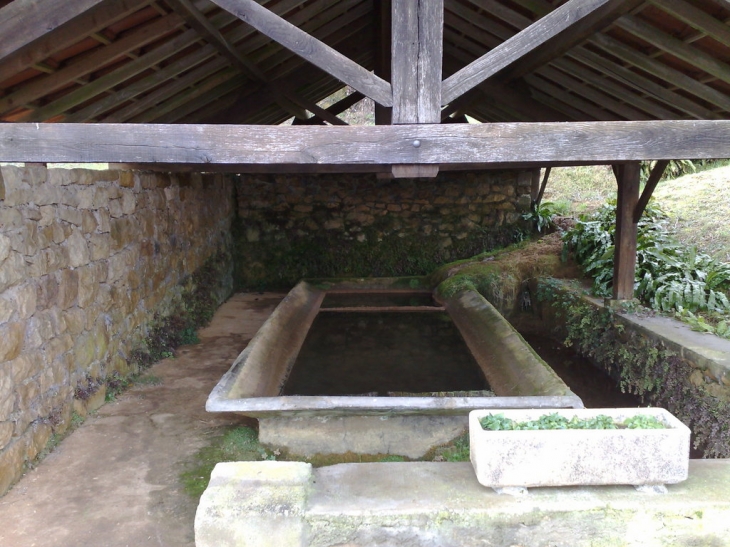 Le lavoir près du cimetière - Saint-Denis-lès-Martel