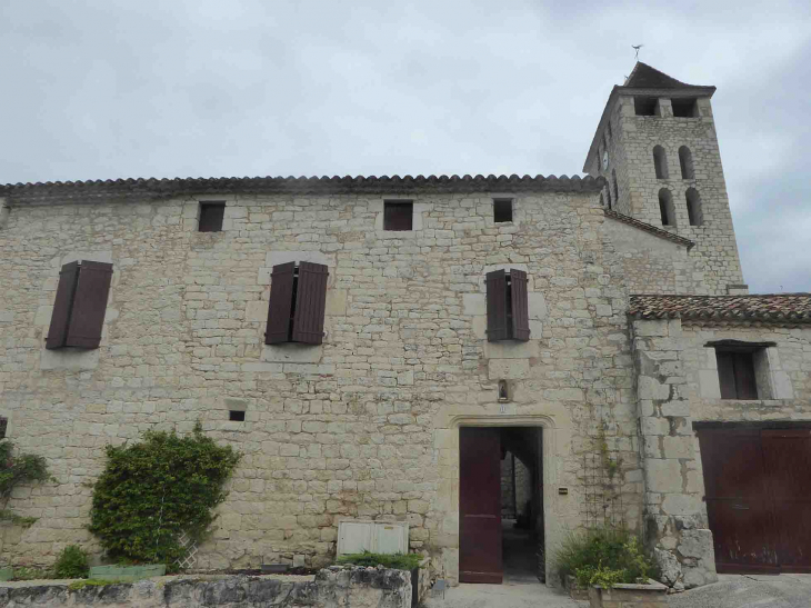 Devant l'église - Saint-Pantaléon