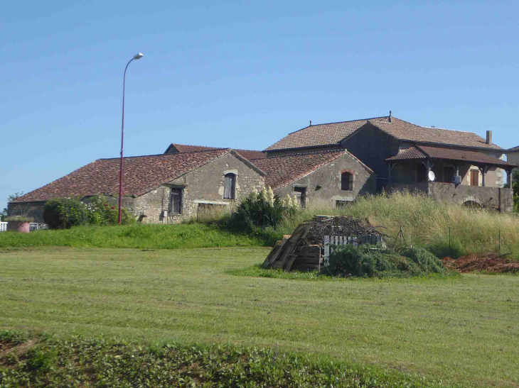 Ferme au bord de la N20 - Saint-Pierre-Lafeuille