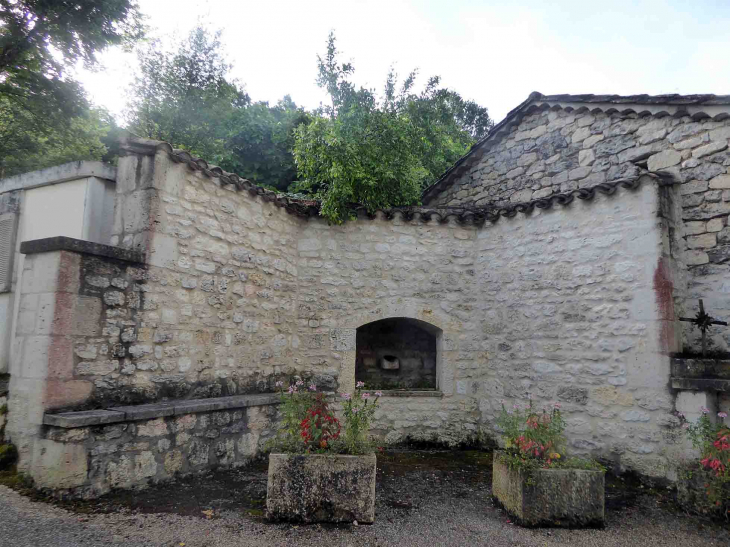 La fontaine - Sainte-Alauzie