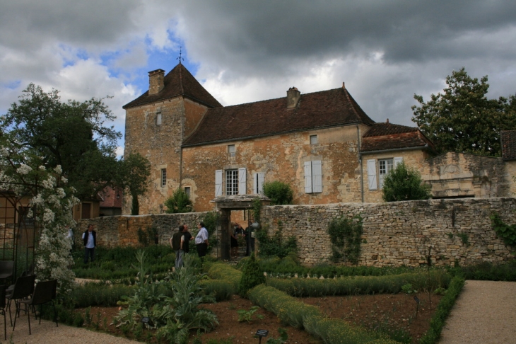 Salviac (Lot) Jardin Médiéval et le Chateau