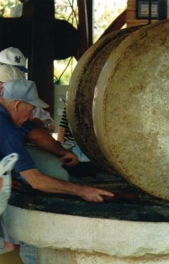 Fabrication d'huile de noix au Moulin d'Antoine - Sarrazac