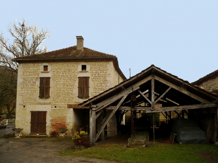 Ancien bâtiment agricole. - Saux