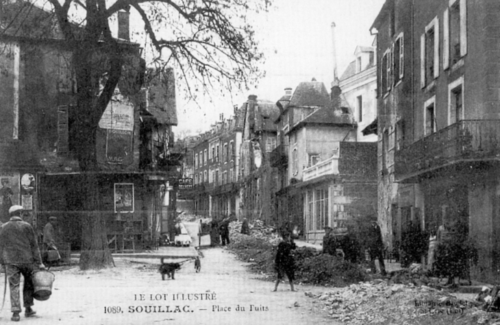 Place du Puits, vers 1910 'carte postale ancienne). - Souillac