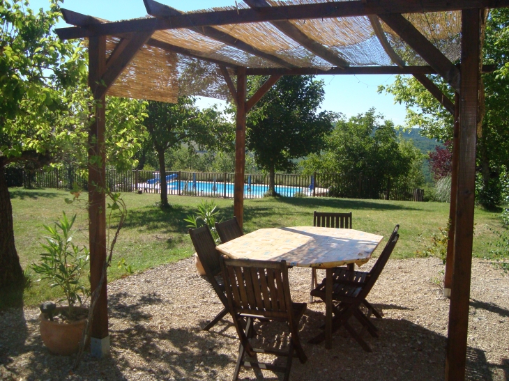 Gite La Provençal - sa terrace et sa vue sur la piscine et les hauteurs - Valroufié