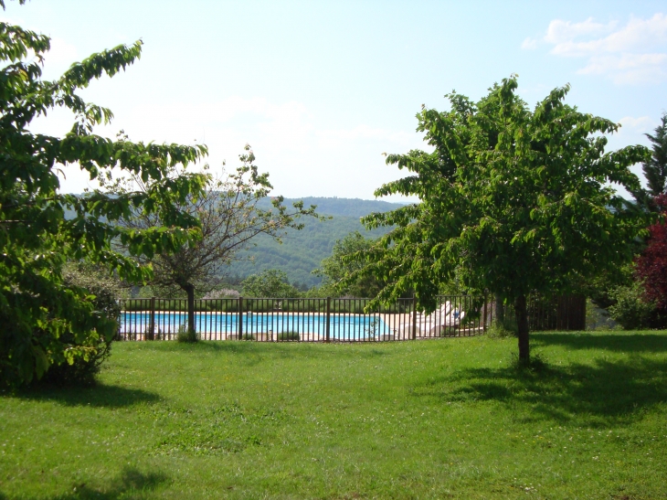 Vue du jardin, la piscine et le panorama - Valroufié