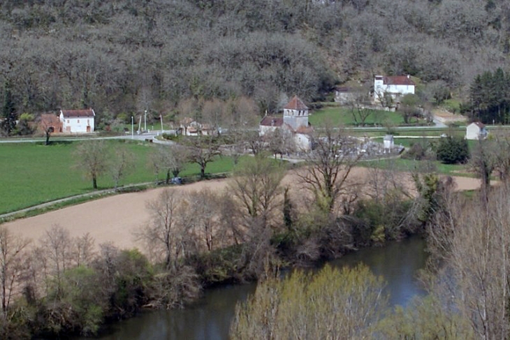 Vue sur l'église Notre Dame de Velles au bord du Lot - Vers