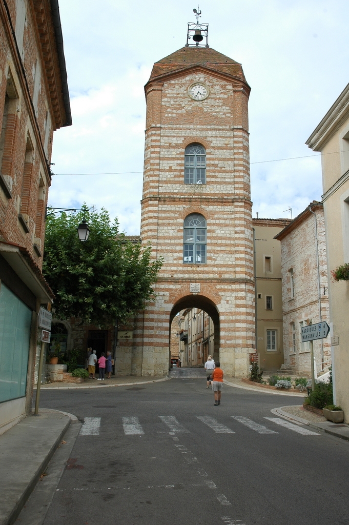 Vue vers la place de la Halle - Auvillar