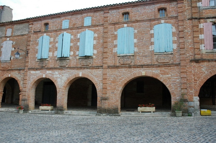 Place de la Halle - Auvillar