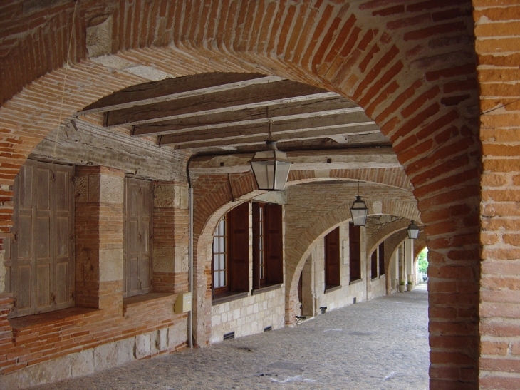 Sous les Arcades, place de la Halle - Auvillar