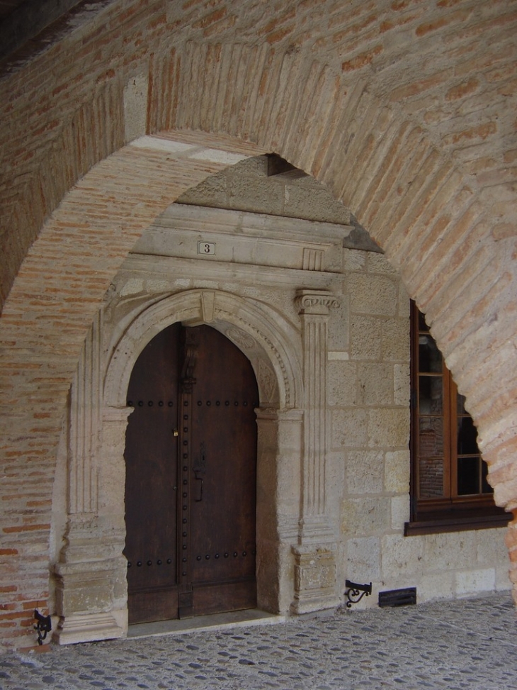 Sous les Arcades, place de la Halle - Auvillar