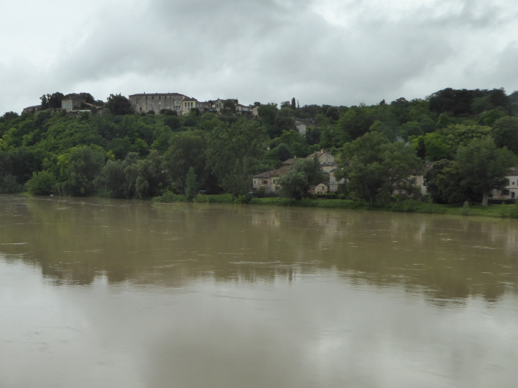 Le village au dessus de la Garonne - Auvillar