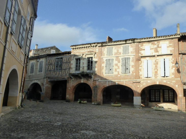 La place aux arcades - Auvillar