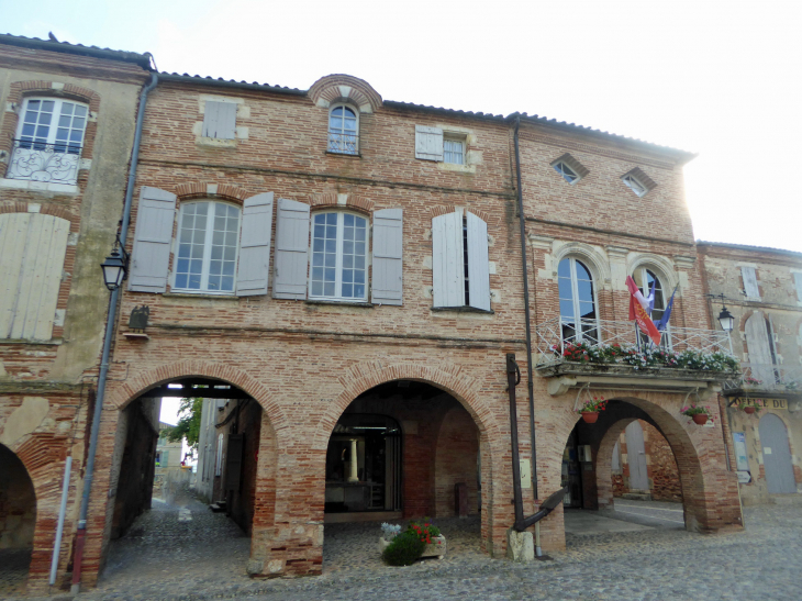 La mairie sur la place aux arcades - Auvillar