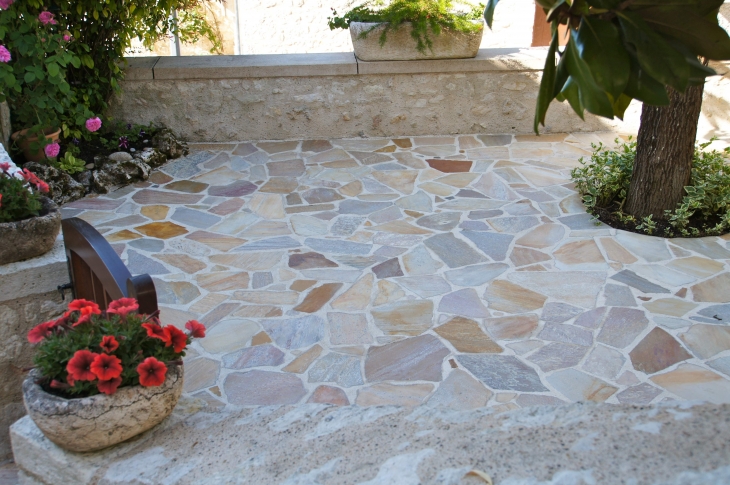 Un beau carrelage de terrasse. - Belvèze