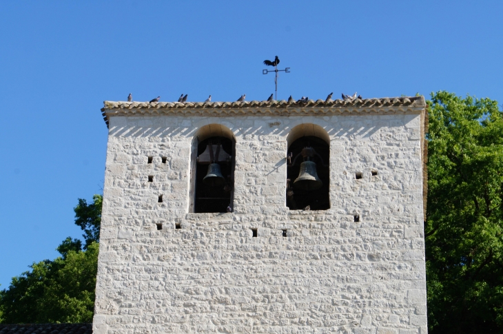 Le clocher de l'église Saint Hilaire de Belvèze.