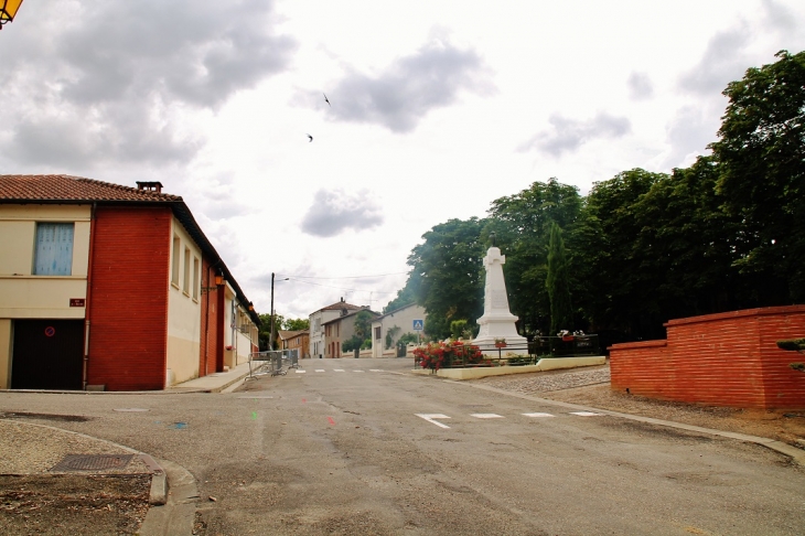 Le Village - Castelferrus