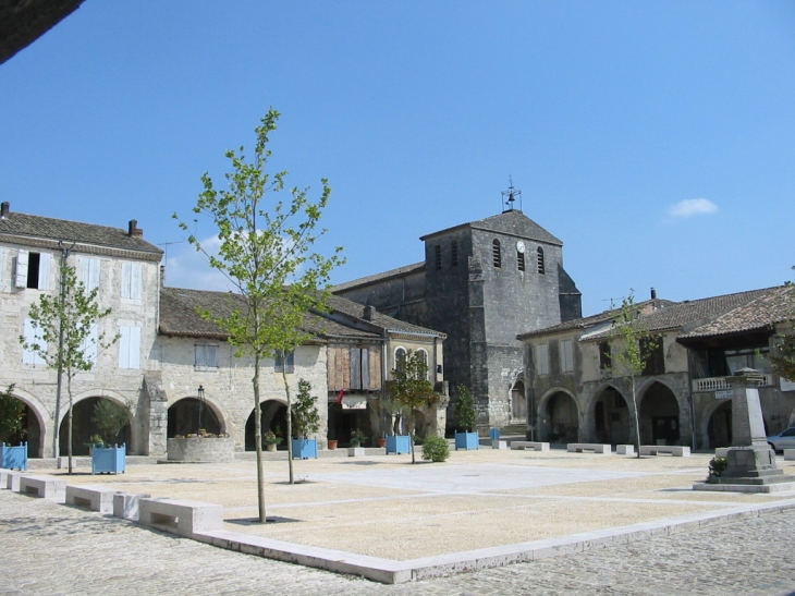 La place du village - Castelsagrat