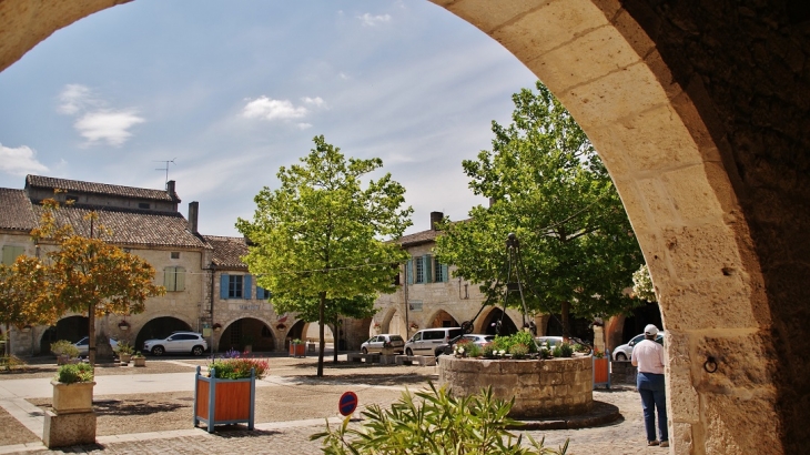 Le Village - Castelsagrat