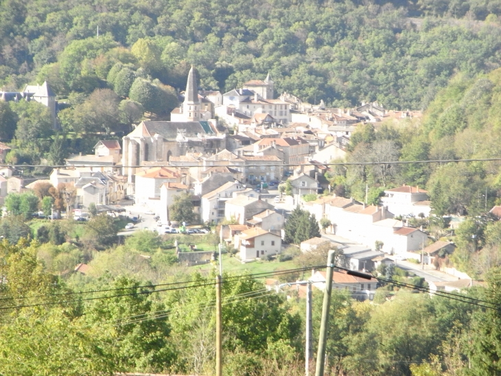 Ville de CAYLUS vue de sur les colines