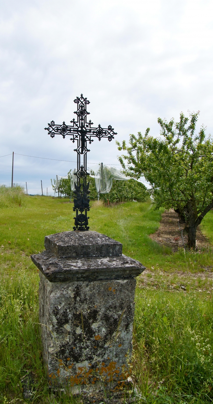 Croix de chemin. - Durfort-Lacapelette