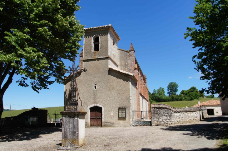 Façade occidentale de l'église Saint Simplice. Edifice du XVIIe siècle qui a été remanié par Brefiel de 1895 à1898. Elle a conservé son ancien clocher. C'est une tour carrée qui est coiffée d'un toit à quatre pans et qui repose sur un porche. - Durfort-Lacapelette