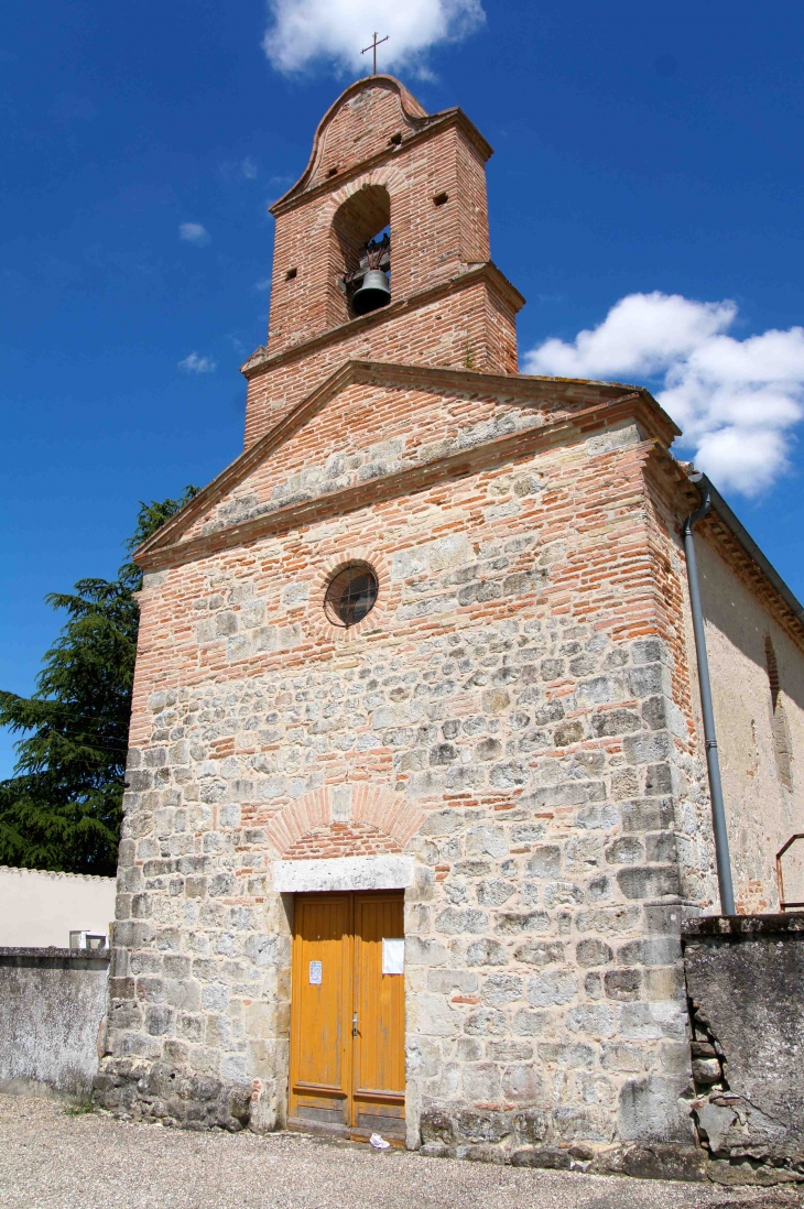 Facade-occidentale-de-l-eglise-de-saint-martin-de-montaure,  agrémentée d'un fronton triangulaire et d'un clocher-mur en accolade, perçé d'une seule ouverture. - Durfort-Lacapelette