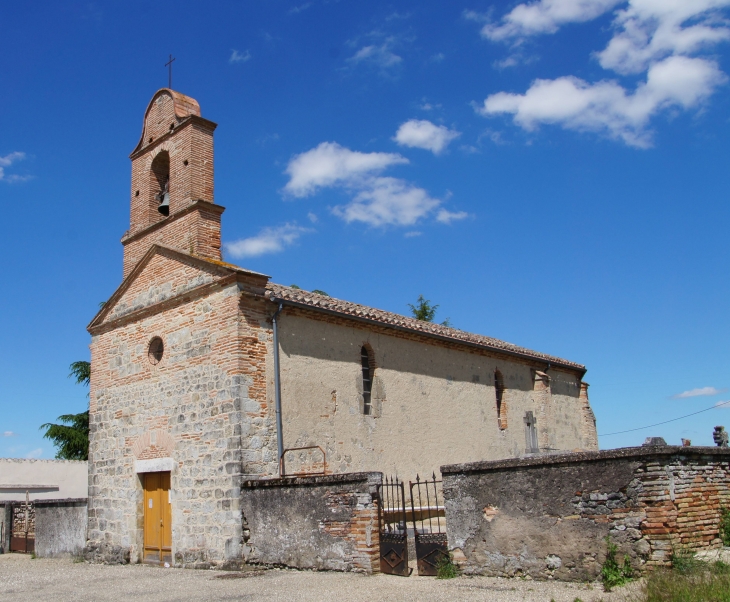 Eglise de Saint Martin de Montaure. La plus petite église de la commune. Elle se trouve à quelques mètres du chemin de Saint Jacques de Compostelle. - Durfort-Lacapelette