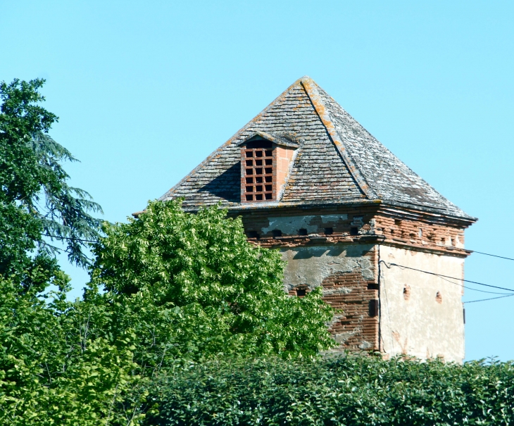 Aux alentours, un pigeonnier. - Escatalens