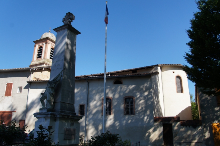 La façade latérale de l'église Sainte Marie Madeleine du XVIIe siècle. - Escatalens