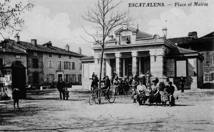 Place-et-mairie-debut-xxe-siecle-carte-postale-ancienne - Escatalens