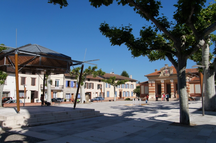 Place-et-mairie-juin-2013 - Escatalens