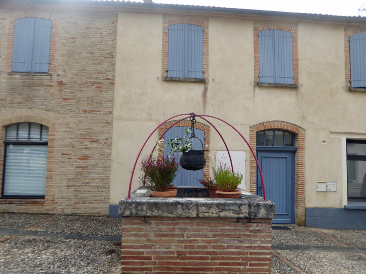 Puits devant les maisons - Gensac