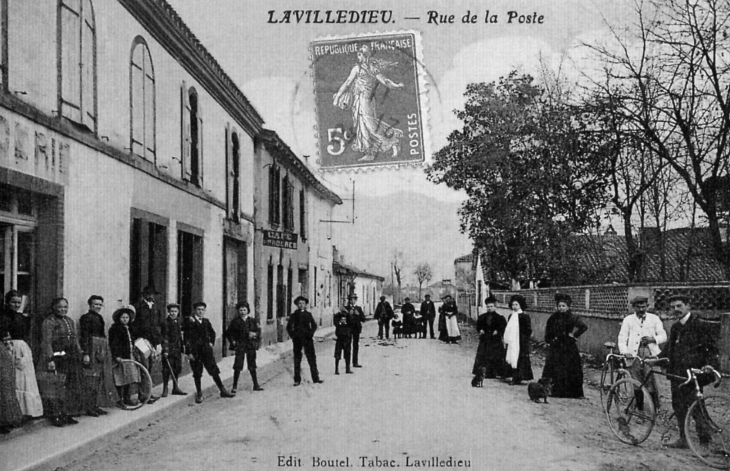 Rue de la poste, début XXe siècle (carte postale ancienne). - La Ville-Dieu-du-Temple