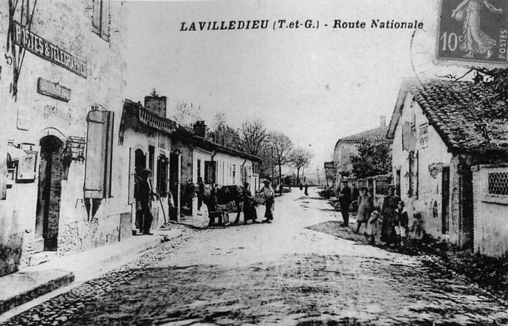 Route nationale, début Xxe siècle (carte postale ancienne). - La Ville-Dieu-du-Temple