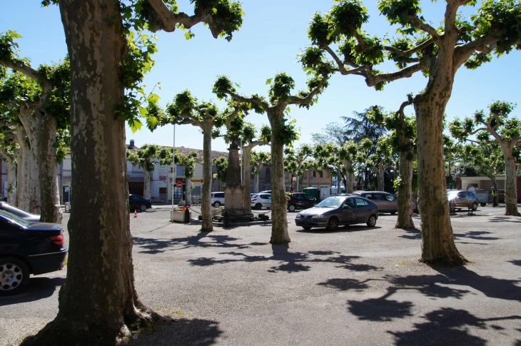 Place de l'église. - La Ville-Dieu-du-Temple