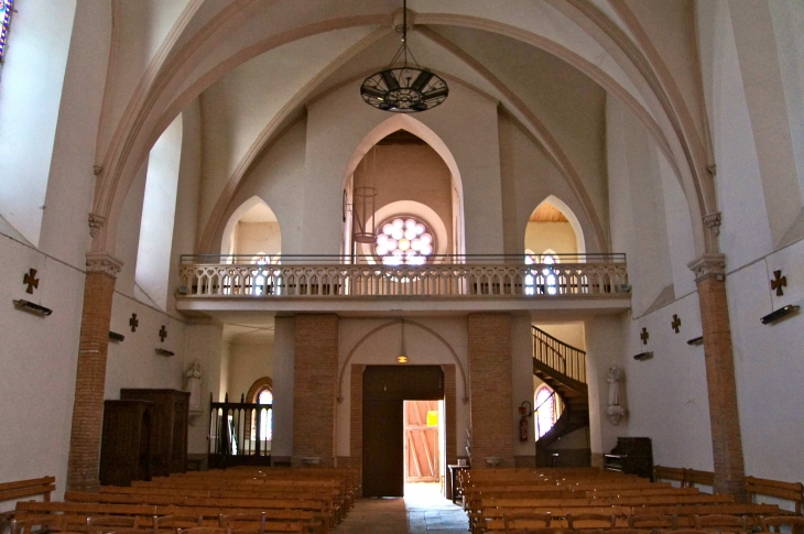 L'intérieur de l'église Notre Dame, vers le portail. - La Ville-Dieu-du-Temple