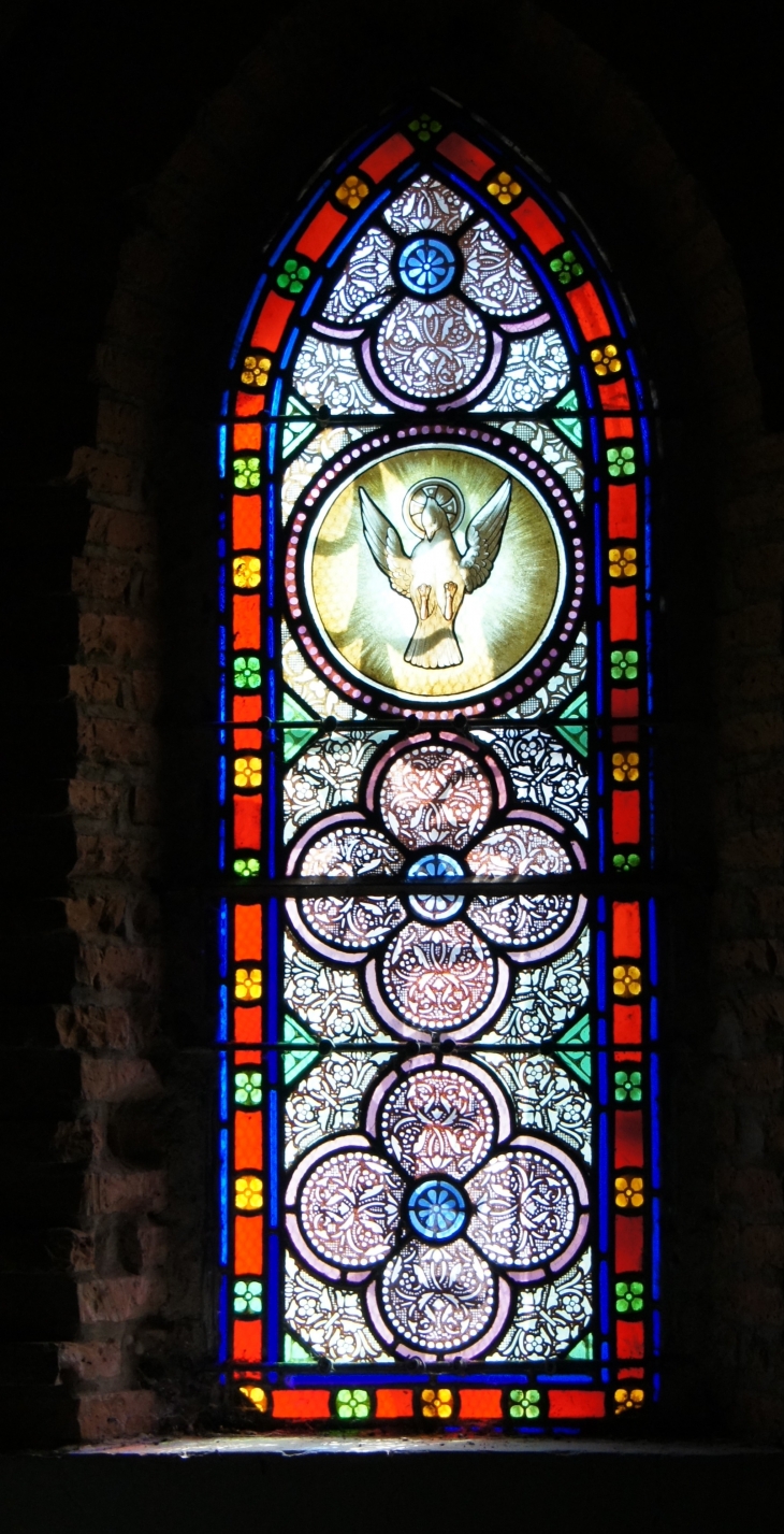 Vitrail de l'église Notre-Dame. - La Ville-Dieu-du-Temple