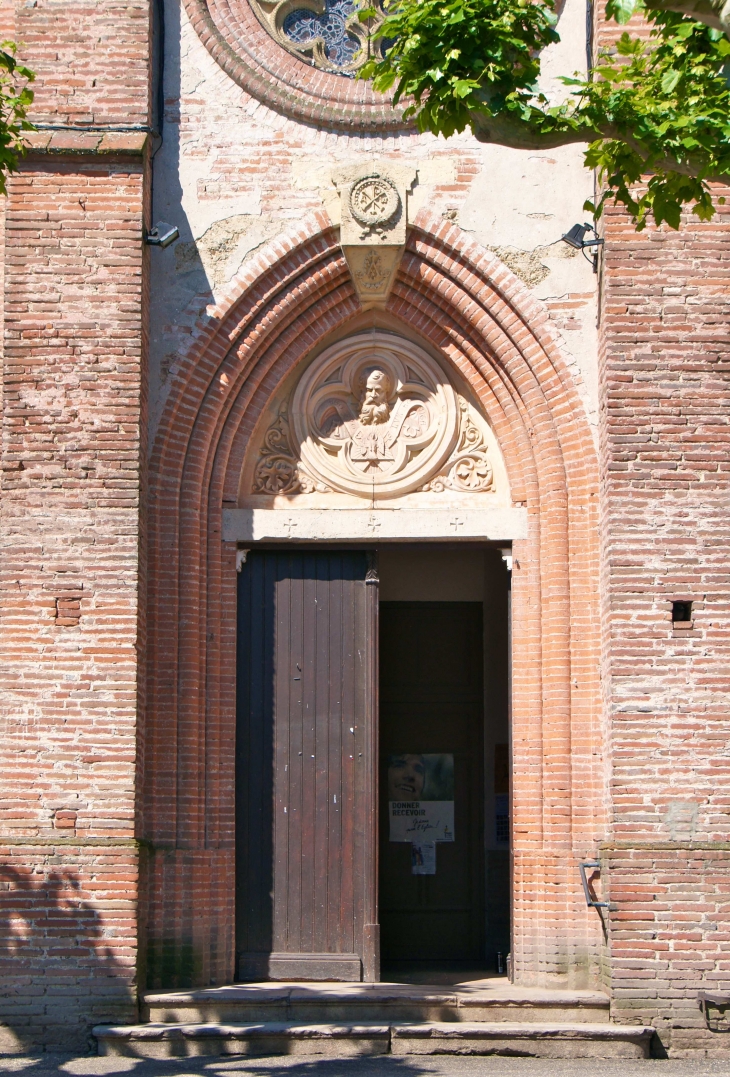 Le portail de l'église Notre-Dame. - La Ville-Dieu-du-Temple