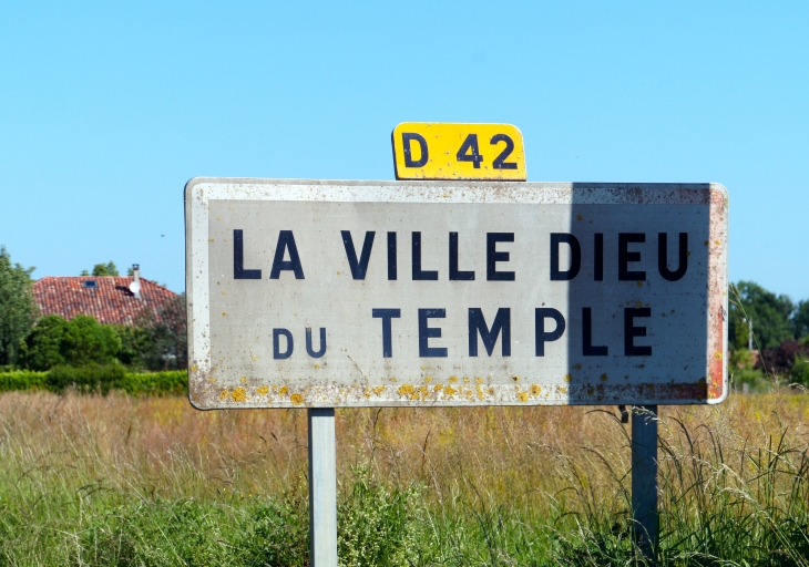 Autrefois : la commune fut fondée au XIIe siècle par les Templiers. - La Ville-Dieu-du-Temple