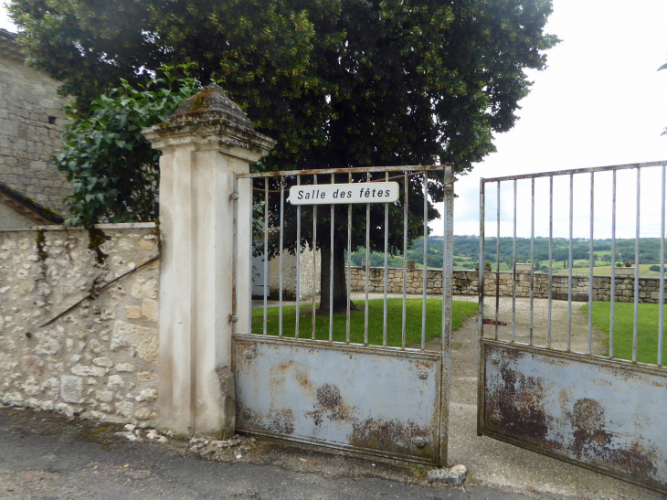 La cour de la salle des fêtes - Lacour