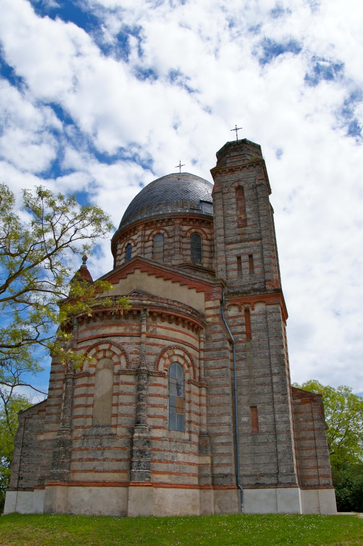 Le chevet et le clocher de la chapelle Notre-Dame de Lapeyrousse. - Lafrançaise