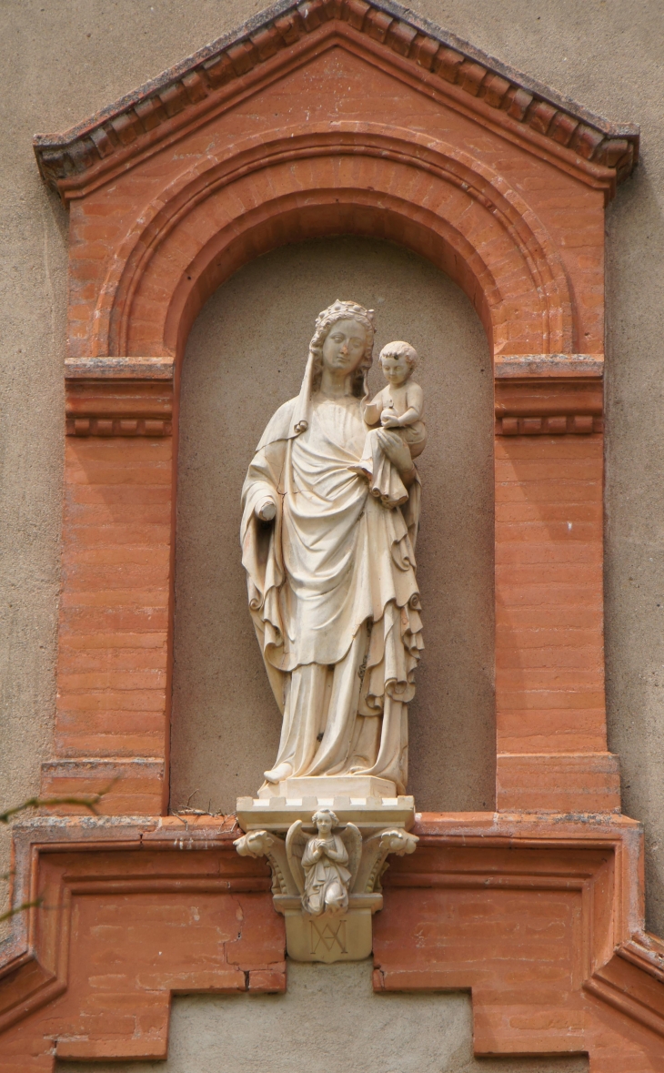 Statue de la Vierge au dessus du portail de la chapelle Notre Dame de Lapeyrouse. - Lafrançaise