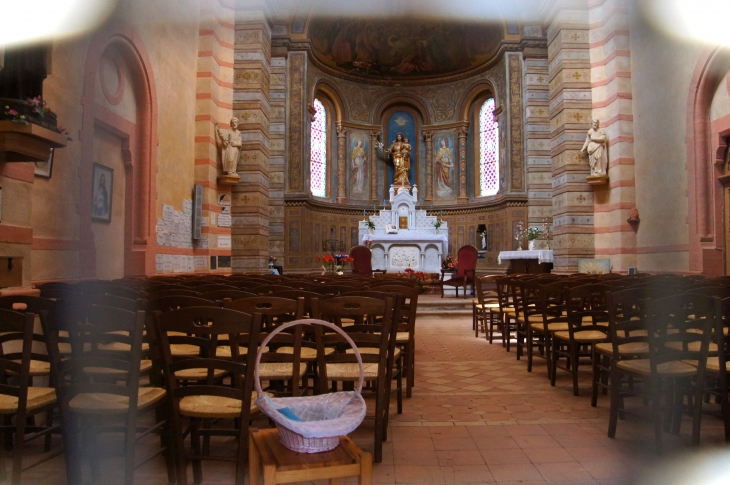 L'abside et le choeur ont été peints par Cazotte en 1891. Il s'agit d'une représentation de l'Assomption. Chapelle Notre-Dame de Lapeyrouse. - Lafrançaise