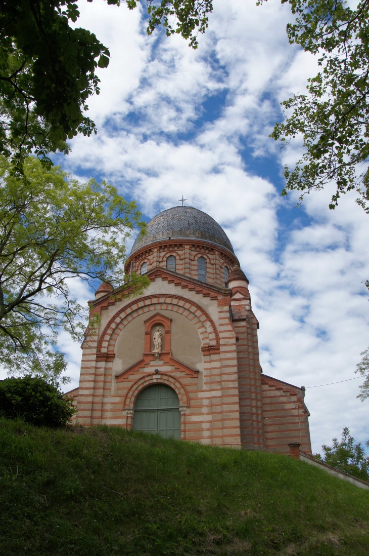 La chapelle Notre-Dame de Lapeyrousse, de plan ramassé, sans doute unique en Tarn et Garonne, est de style romano byzantin. La première mention écrite de la chapelle remonte au XIe siècle. - Lafrançaise