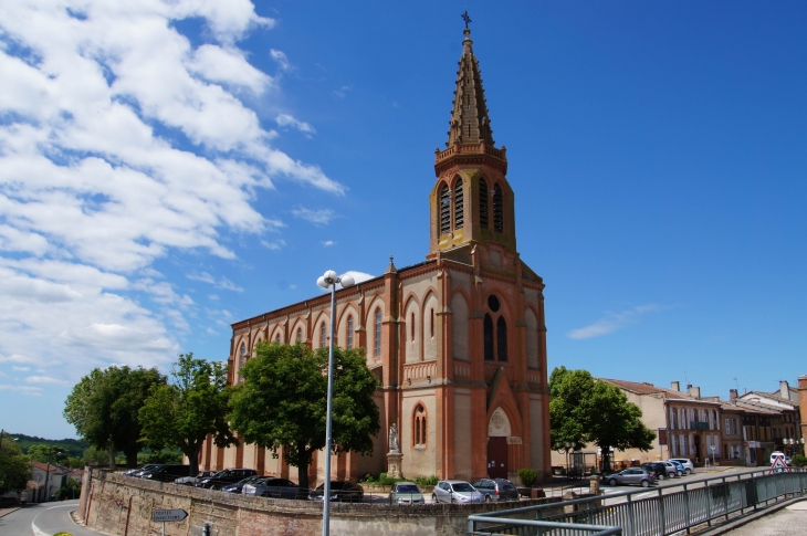 L'entrée de la ville , l'église Saint-Georges détruite par les protestants au XVIe siècle, reconstruite au XVIIe siècle, puis agrandie au XIXe siècle. - Lafrançaise