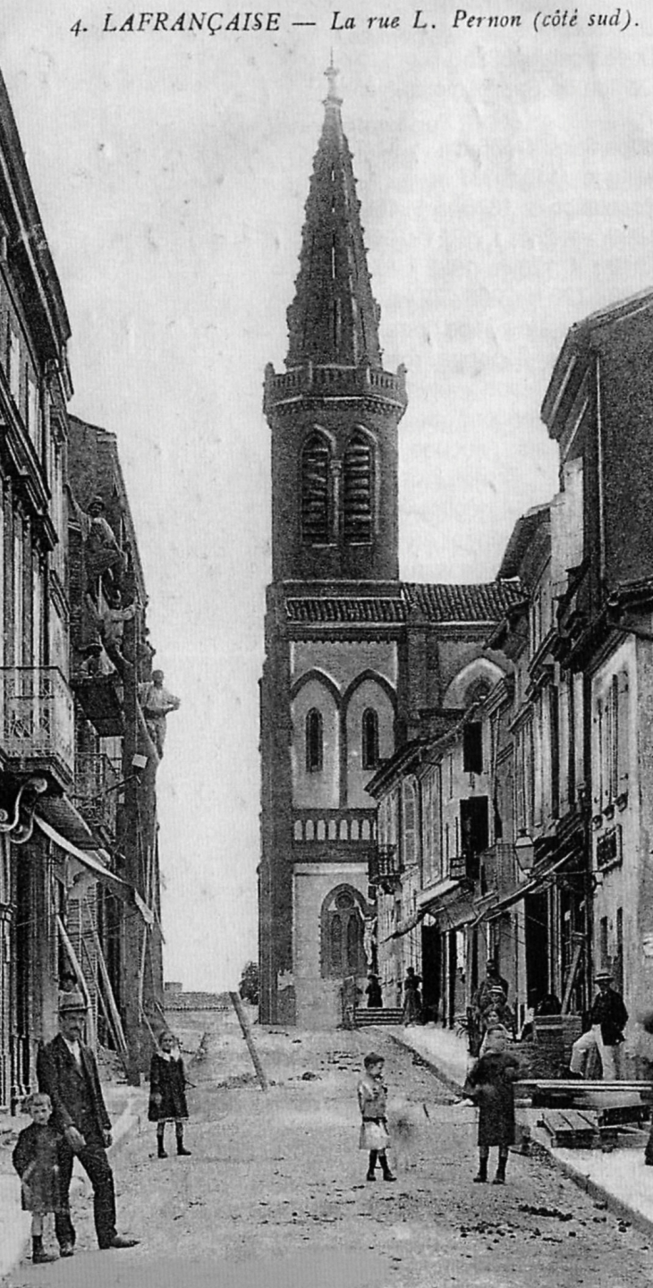 Rue louis Pernon et l'église, début XXe siècle (carte postale ancienne). - Lafrançaise