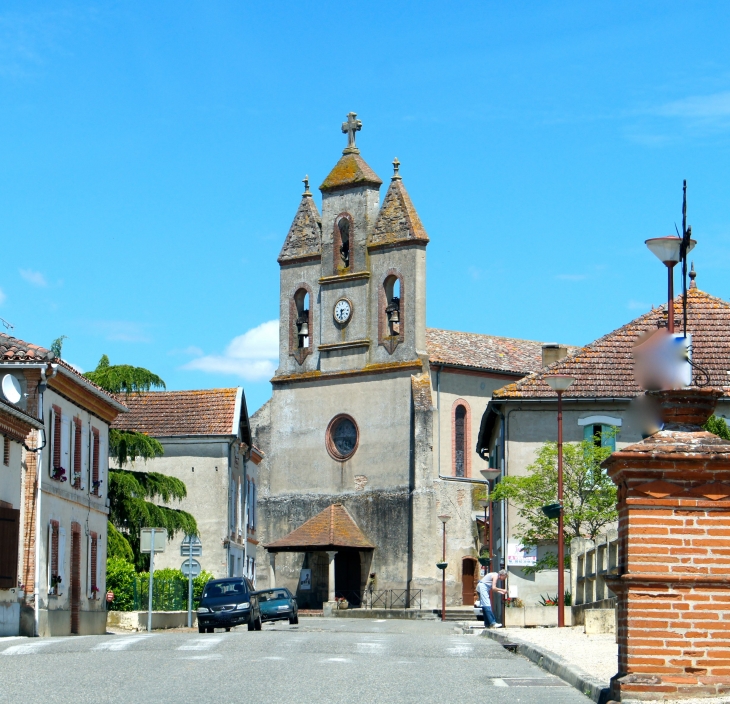 Entrée du village de Lunel, juin 2013. L'église Saint-Nazaire. - Lafrançaise