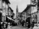 Rue louis Pernon et l'église, début XXe siècle (carte postale ancienne).