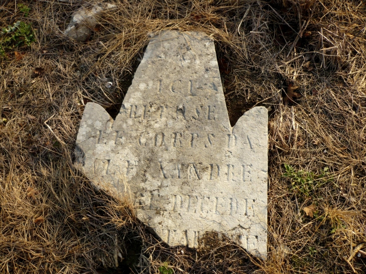 Ancienne pierre tombale autour de la chapelle de Saint Jean du Frustin. - Lapenche